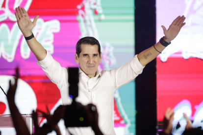 Rómulo Roux celebra su triunfo en las elecciones primarias del Partido Cambio Democrático, en Panamá,