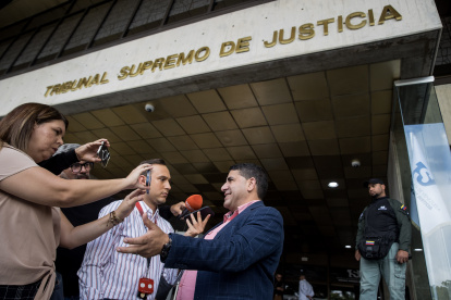 El precandidato presidencial Luis Ratti habla con la prensa a la entrada de la sede del Tribunal Supremo de Justicia (TSJ) este lunes 10 de julio en Caracas.