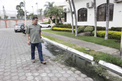 Aquamarina. Los residentes deben esquivar las aguas malolientes.
Aquamarina una urbanización cerca de La Puntilla, no tiene alcantarillado y usa pozos sépticos Agencia (Ag-extra)