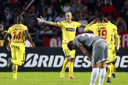 BAS63. LA PLATA (ARGENTINA), 11/04/2017.- El jugador de Barcelona Ariel Nahuelpan anota el segundo gol de su equipo hoy, martes 11 de abril del 2017, durante el partido por la Copa Libertadores entre Barcelona de Guayaquil y Estudiantes de La Plata, en el Estadio Único de La Plata (Argentina). EFE/Demián Estévez ARGENTINA FÚTBOL