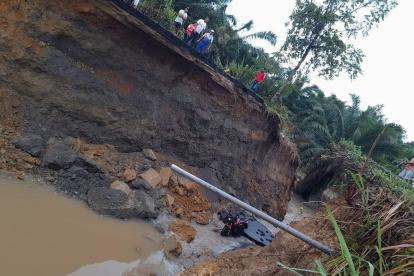 Destrucción. La enorme zanja se formó por el colapso de alcantarillas.