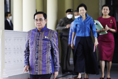 El primer ministro de Tailandia, Prayut Chan-o-cha, camina tras participar en una reunión de gabinete.