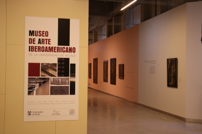 Actividad. se observan cuadros de una de las muestras recientes en la universidad española.