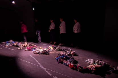 Monterrey. Varias personas visitan la exposición ‘Lo que permanece’.