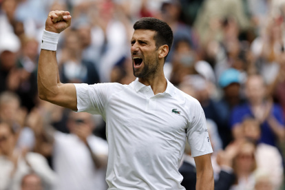 Wimbledon (United Kingdom), 11/07/2023.- Novak Djokovic of Serbia celebrates after winning the match point against Andrey Rublev of Russia during their Men"s Singles quarter final match at the Wimbledon Championships, Wimbledon, Britain, 11 July 2023. (Tenis, Rusia, Reino Unido) EFE/EPA/TOLGA AKMEN EDITORIAL USE ONLY