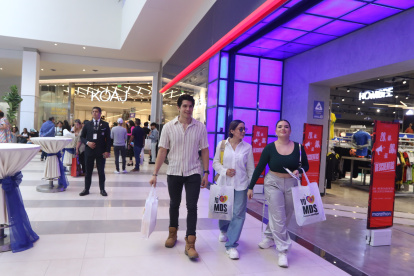 Comercio.- La zona nueva del Mall de Sol tiene tiendas como Victoria"s Secret, Gap, Etafashion, Marathon entre otras tiendas.