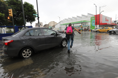 Aunque autoridades indican que no se trata de El Niño, la ciudad ya siente las fuertes lluvias