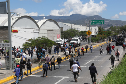 Cientos de pobladores y transportistas se enfrentan con integrantes de la Guardia Nacional y de la policía estatal, este martes 11 de julio en Guerrero, México.