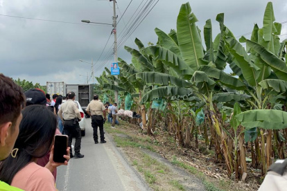 Elementos policiales acordonan el lugar donde fue hallado el cuerpo de una persona, mientras agentes forenses realizan el retiro de los restos humanos.