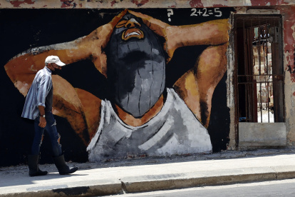 Un hombre camina por una calle de la Habana, Cuba, este martes 11 de julio de 2023.