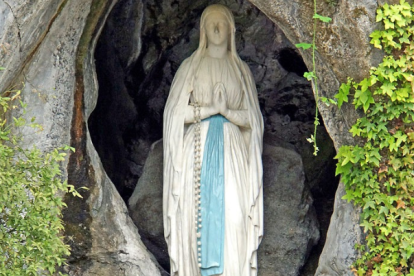 Una foto en la que se ubica a la gruta con la famosa imagen de la Virgen de Lourdes.