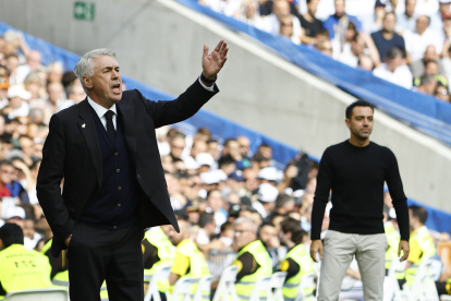MADRID, 16/10/2022.- El entrenador del FC Barcelona, Xavi Hernández (i), y el entrenador del Real madrid Carlo Ancelotti, durante el partido de la novena jornada de Liga que Real Madrid y FC Barcelona disputan este domingo en el estadio Santiago Bernabéu de Madrid. EFE/ Sergio Pérez