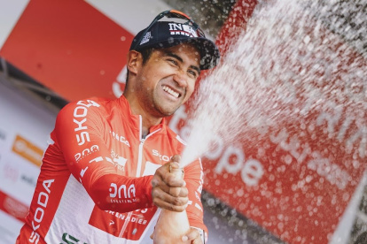 Narváez festejando como el primer ciclista ecuatoriano en alcanzar lo más alto del podio en la competencia austriaca.