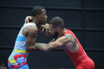 Jeremy Peralta (i) fue el de mejor perfomance sobre la colchoneta en Chile.