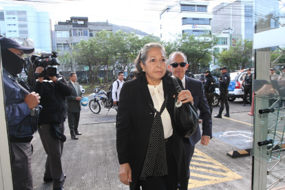 Acto. Patricia Ochoa, viuda de Gabela, ingresa al Consejo de Comunicación para recibir el informe del caso.