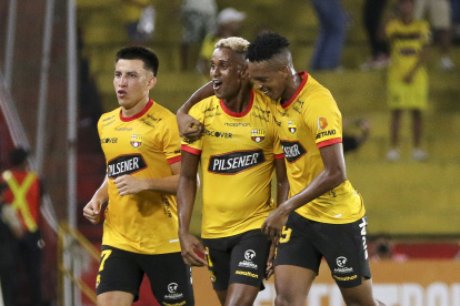 Fidel Martínez (c), autor del primer tanto de Barcelona, festejó junto a Fernando Gaibor y Joshué Quiñónez el gol de muy buena factura que marcó el camino de la victoria ante Estudiantes de La Plata.