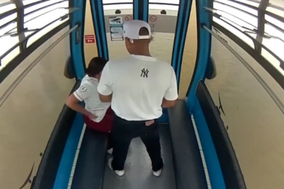 Se difundieron imágenes, en redes sociales, de un hombre y una mujer manteniendo relaciones sexuales en la Aerovía.