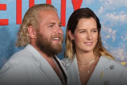 Jonah Hill y Sarah Brady escondiendo su verdadera relación detrás de las sonrisas.