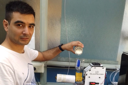 Rodrigo de Prada trabaja con la extrusora de filamento para impresión 3D.