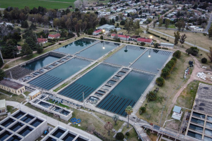 Fotografía aérea de la planta de tratamiento de aguas corrientes que abastece de agua potable a los departamentos de Montevideo y Canelones.