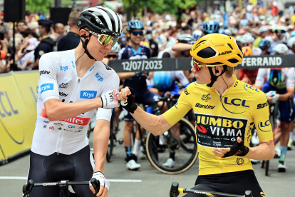El esloveno Tadej Pogacar (i) se ubica a 17 segundos del danés Jonas Vingegaard (d), quien lidera el Tour de Francia.