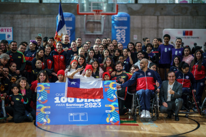 El presidente chileno Gabriel Boric (c), junto a un grupo de deportistas durante la ceremonia por la cuenta regresiva a 100 días del inicio de los Juegos Santiago 2023.