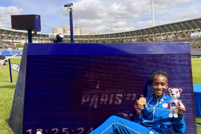 Kiara Rodríguez con la medalla de oro que ganó en la prueba de 100 metros en el Mundial  de Para- atletismo.