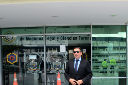 El perito Roberto Meza llega a la unidad de Criminalistica en Quito este 12 de julio de 2023.