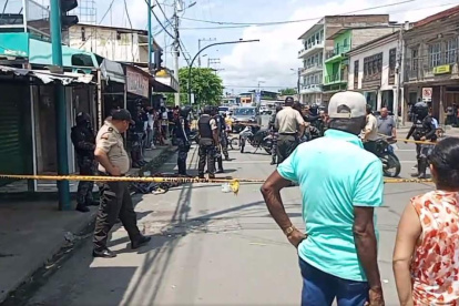 Esmeraldas. La policía acordonó el lugar donde ocurrieron los crímenes, en pleno centro de esta capital.