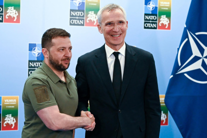 Volodímir Zelenski, presidente de Ucrania; y Jens Stoltenberg, secretario general de la OTAN.