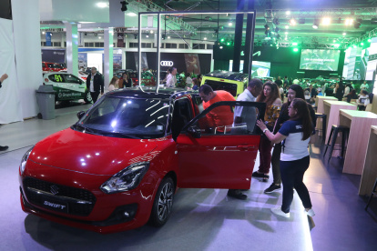 Híbrido. Clientes ven uno de los carros híbridos que se ofrecen a más de 17.000 dólares.