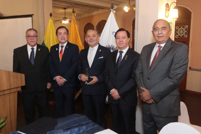 Ángel Córdova, presidente; José Changkuong, gobernador del Distrito 4400; Raúl Aguilera, presidente saliente; Kléber Vaca, secretario; y Fernando Donoso, vicepresidente.