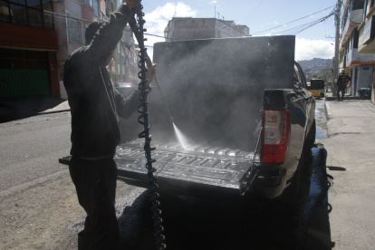 Cuota. Con 50 litros almacenados lavan hasta 25 carros pequeños, dicen los propietarios de lavadoras del sur de la urbe.