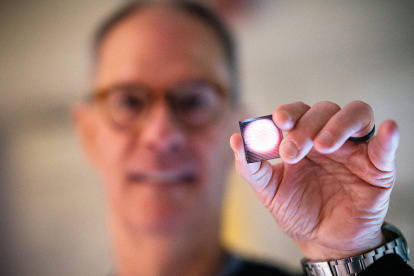 Uno de los desarrolladores del dispositivo, muestra el tamaño que es.