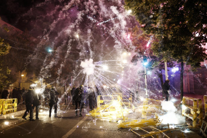 En las recientes protestas en Francia, los manifestantes utilizaron fuegos artificiales en sus enfrentamientos con la policía.
