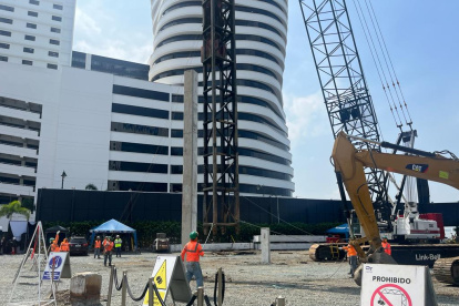 Inicio. La construcción del primer rascacielos de Ecuador comenzó ayer.