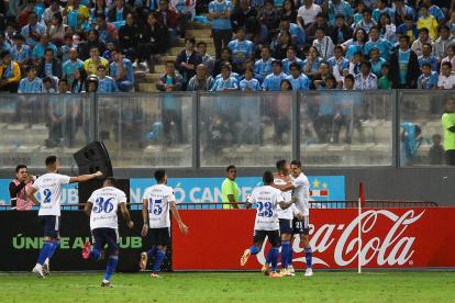 El plantel del Bombillo celebra el tanto de José Cevallos.