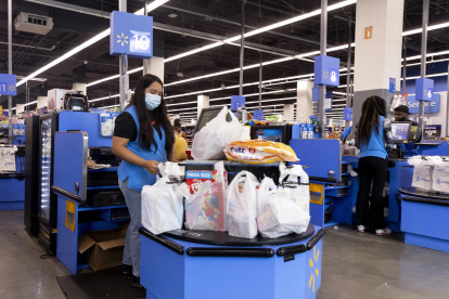 Fotografía de archivo de trabajadores de Walmart en Washington (Estados Unidos).