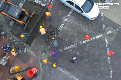 Se visualiza trabajos de levantada y colocación de adoquines en Tungurahua y Quisquis.