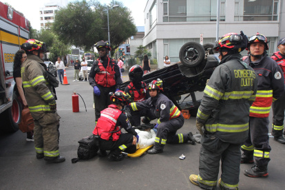 Atención. Los paramédicos le colocaron un cuello ortopédico a la mujer, quien al parecer presentaba golpes leves