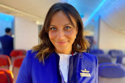 Trinidad Cerda trabaja como auxiliar de vuelo en una areolínea chilena.