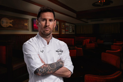Fotografía cedida por Hard Rock International donde aparece el astro argentino del fútbol Lionel Messi, vestido como chef en promoción del "Made for you by Leo Messi", su sánduche de pollo "estilo milanesa".