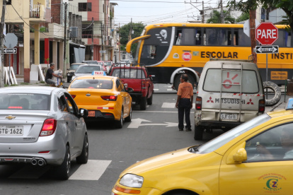La falta de semáforo y el irrespeto a las señales de tránsito provocan trancones en las calles 4 de  Noviembre y Tulcán.