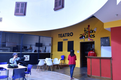 Espacio. El teatro funcionó durante siete años en el centro comercial Ventura Mall de Tumbaco. Previamente, fue sede del cine Ocho y Medio.