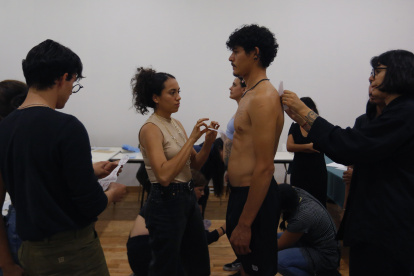 Alumnos participan en el taller de tatuajes impartidos por la mexicana Priscila Zamora, el 8 de julio de 2023, en la ciudad de Guadalajara, en Jalisco (México).