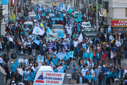 Caravana. El camión desde el que la candidata correísta, micrófono en mano, anima a las masas, recorrió esta semana el norte de Quito.
