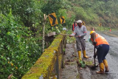 Trabajadores limpian un tramo de la vía Latacunga-La Maná, como medida preventiva por el mal tiempo que ha generado lluvias intensas.