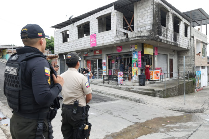 Los delincuentes atemorizaron y causaron daños en la tienda del sector