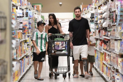 Lionel Messi junto a su familia en un supermercado de Miami