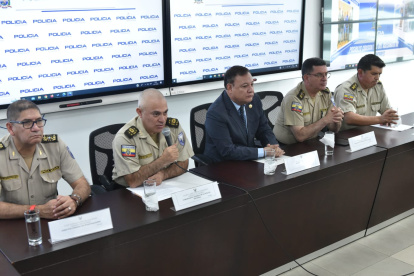 El comandante general Fausto Salinas (i) y el ministro Juan Zapata brindaron detalles de la captura.